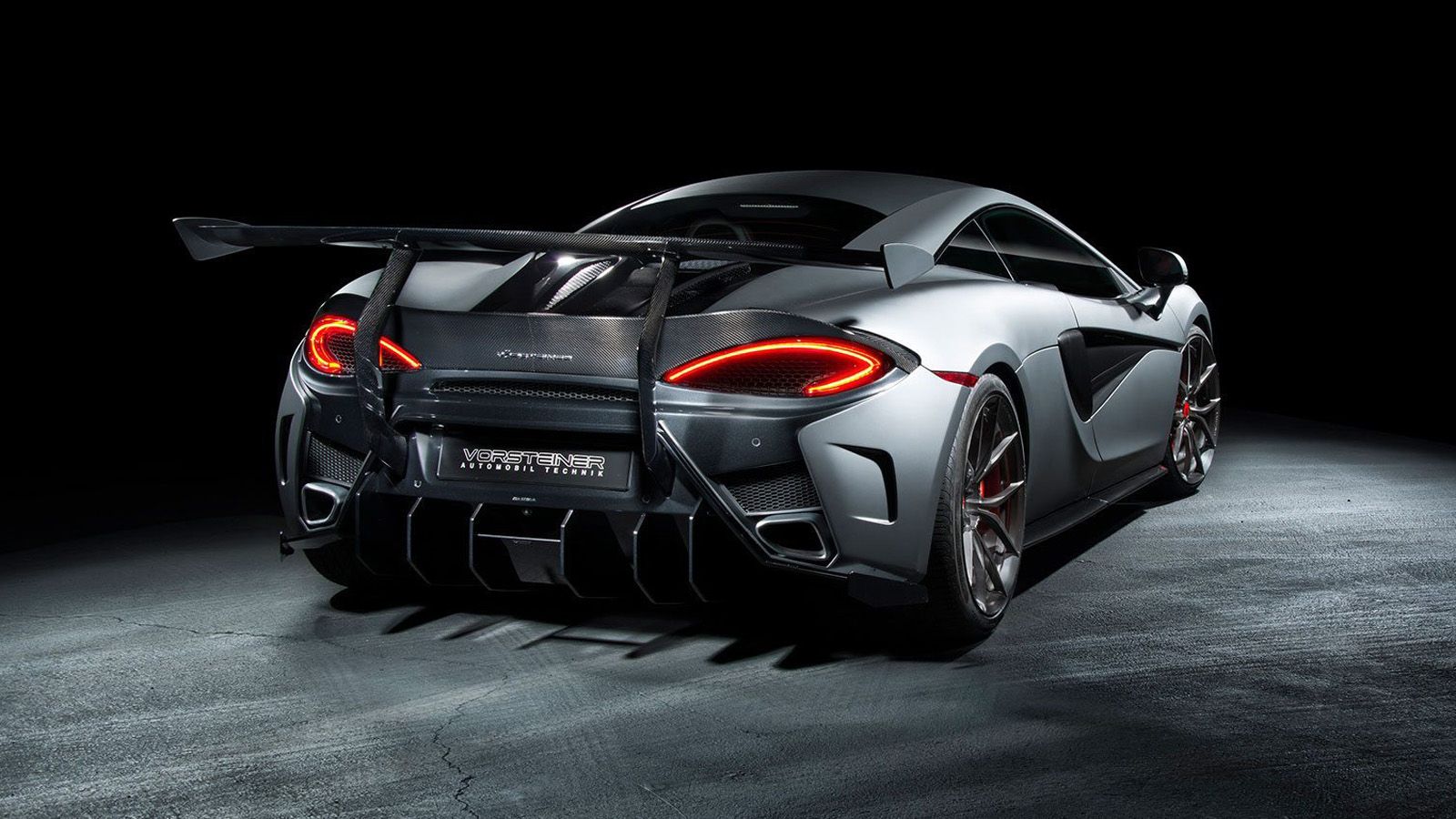 Το πιο ενδιαφέρον στοιχείο της βελτίωσης, συναντάται στο πίσω μέρος, όπου θα συναντήσουμε μια carbon σταθερή αεροτομή που θυμίζει αυτή της McLaren  P1